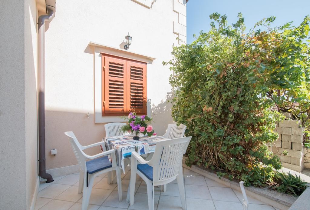 Apartments Longo - One Bedroom Apartment with Terr   Insel Brac